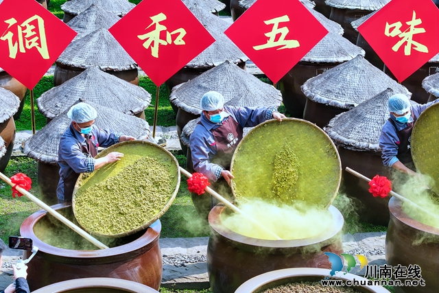 2024年3月23日，四川省瀘州市合江縣先市醬油露天曬場(chǎng)，工人搶抓時(shí)節(jié)開(kāi)啟今春的手工投料工作。 (10).jpg