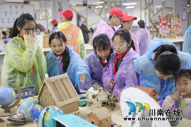 學生在學校科技館觀看科技作品 (2).JPG