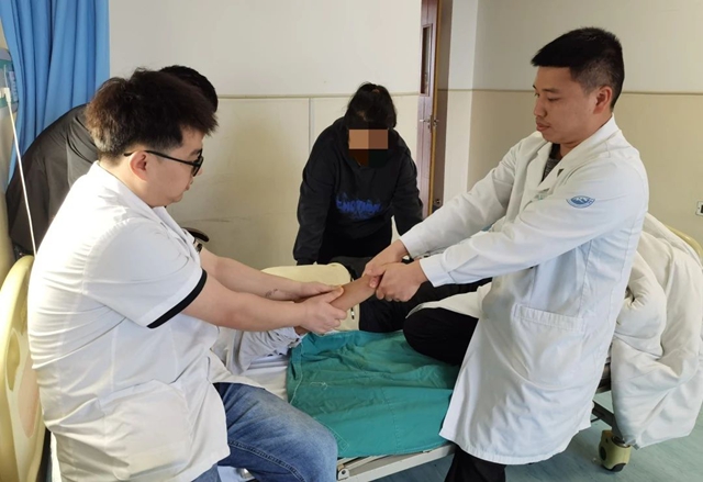 瀘州小伙路邊摘枇杷，從4米高的樹(shù)上摔下......