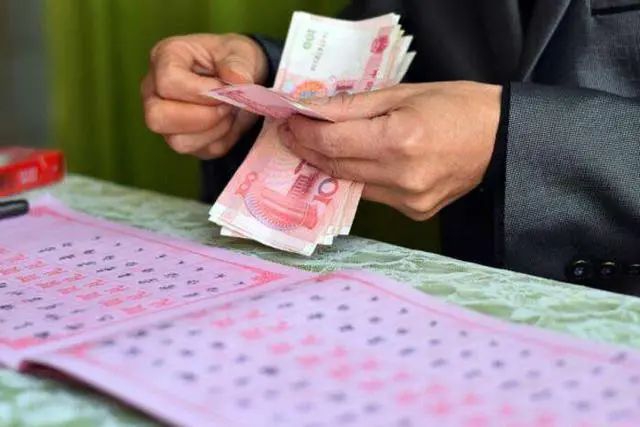 防不勝防！宜賓一男子參加親戚婚禮，順手偷走4萬禮金