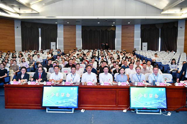 有時去治愈，常常去幫助，總是去安慰……