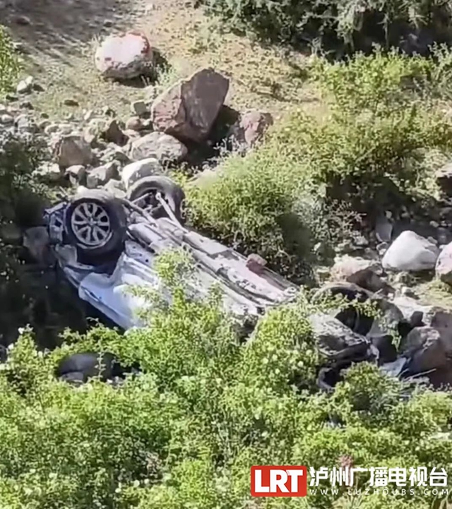 古藺消防員何浪，好樣的！休假途中偶遇車禍，他果斷下到百米谷底救人