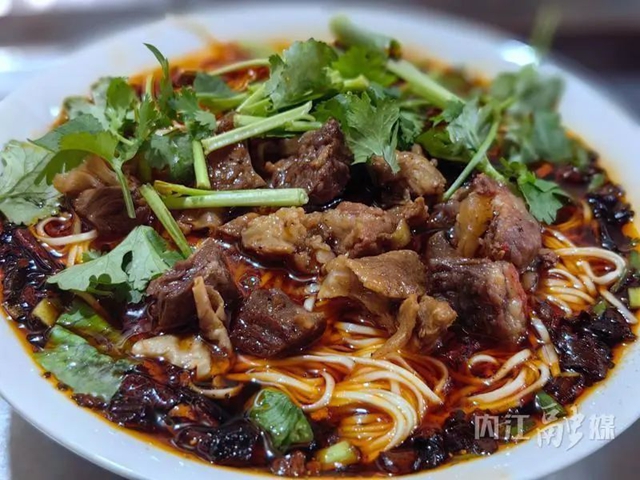 從頭吃到尾！民族路→內(nèi)江牛肉面風味街