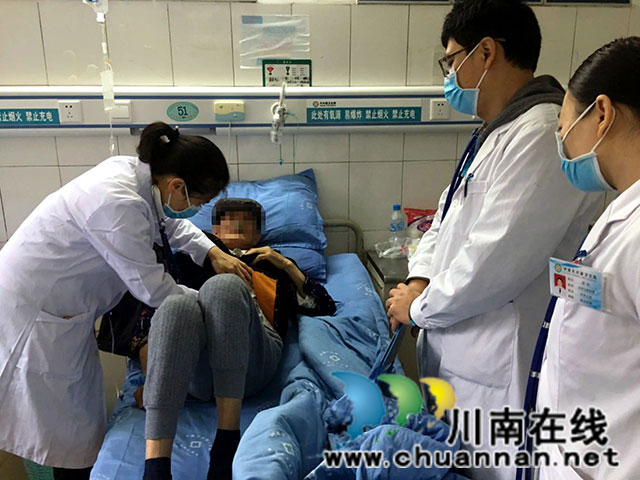 周仁秀（左）為患者作檢查.jpg
