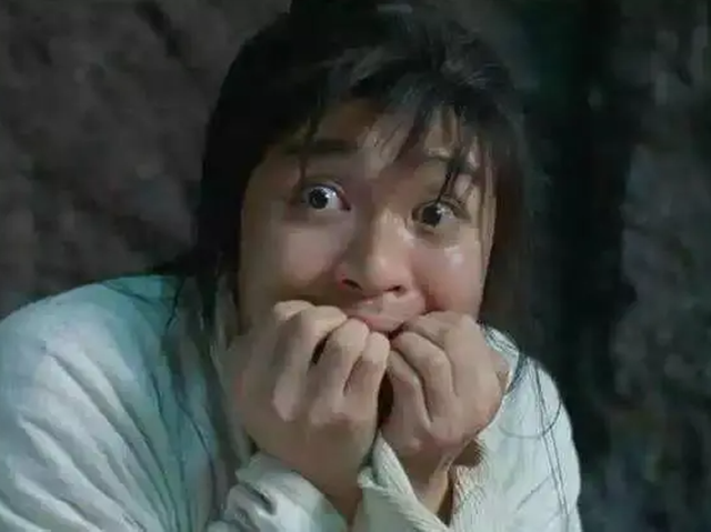 一杯啤酒下肚，她卻連酒帶“蓋”一起吞入
