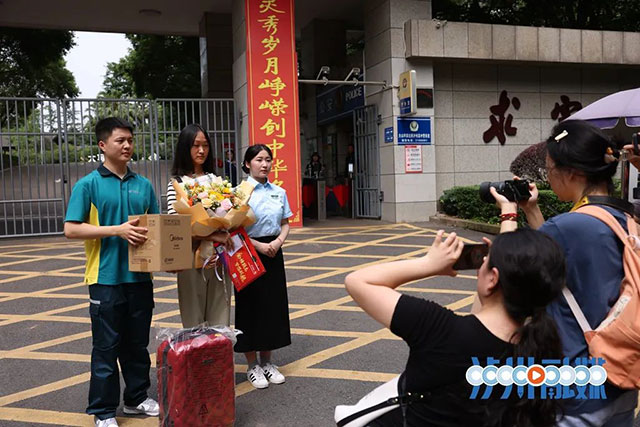 2024瀘州第一封高考錄取通知書送達(dá) | 未來女警：高中與大學(xué)只有1.5公里，很酷！