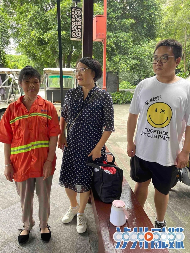 瀘州一環(huán)衛(wèi)工路邊撿到背包，里面裝有一萬多元現(xiàn)金……