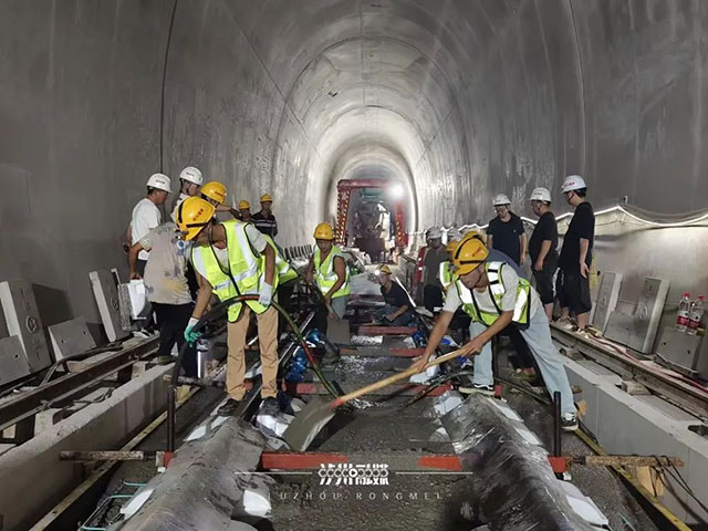 全線首次澆筑丨隆黃鐵路隆敘段開始無砟軌道施工
