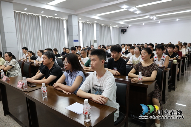 瀘州龍馬潭：連續(xù)12年愛心送達(dá)！104名新生獲得普惠性助學(xué)金 (2).JPG
