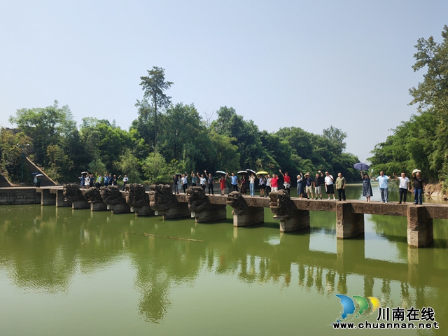 文藝評論家們考察全國重點文物保護單位龍腦橋（曾佐然攝）.jpg