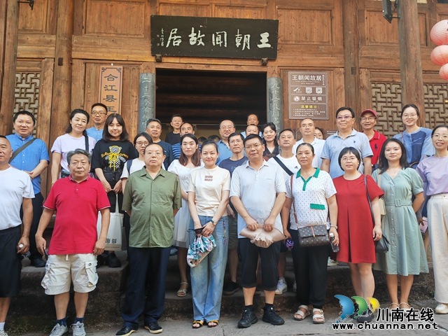 文藝評論家們在王朝聞故居合影（曾佐然攝）.jpg