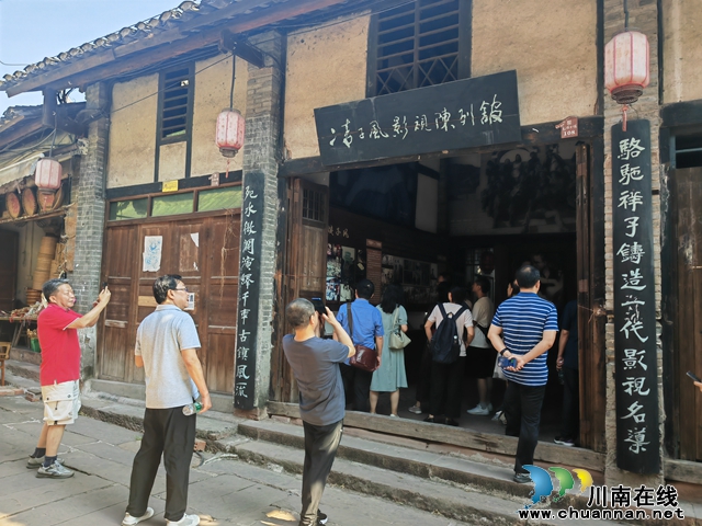 文藝評論家考察凌子風陳列館（曾佐然攝）.jpg