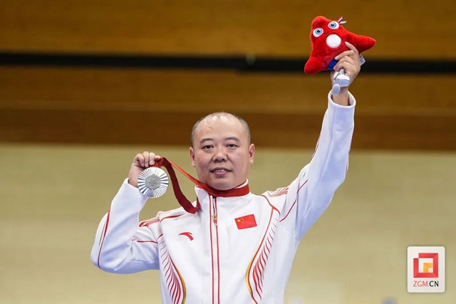 自貢籍“槍王”董超笑傲巴黎！