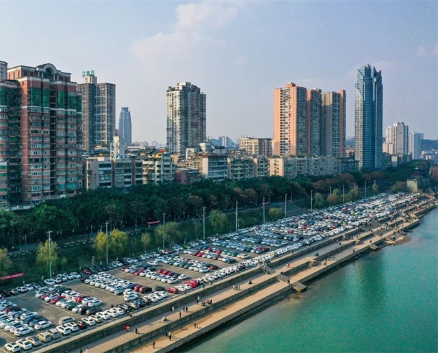 瀘州濱江路“飛機(jī)壩”停車(chē)場(chǎng)恢復(fù)開(kāi)放