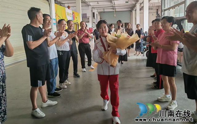 瀘縣老體協(xié)乒乓班隊員熱烈歡迎參加巴黎殘奧會運動員金芋成凱旋歸來.jpg