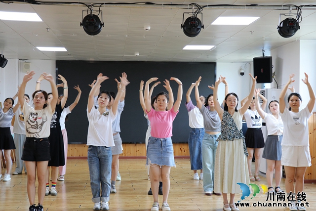 趣研早操 活力綻放丨敘永縣敘永鎮(zhèn)南城幼兒園開展教師早操培訓活動