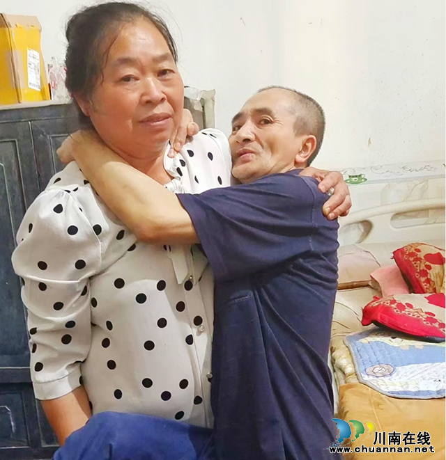 瀘州納溪：丈夫癱瘓11年 癡心妻子用雙肩扛起一個(gè)家