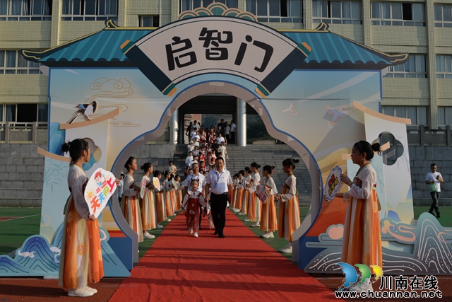 走過啟智門.JPG