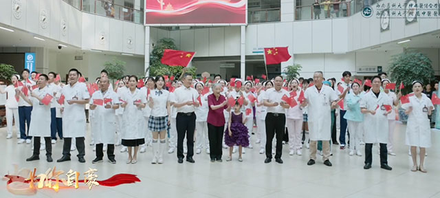 【超燃】向祖國深情告白，醫(yī)護快閃版《我愛你中國》