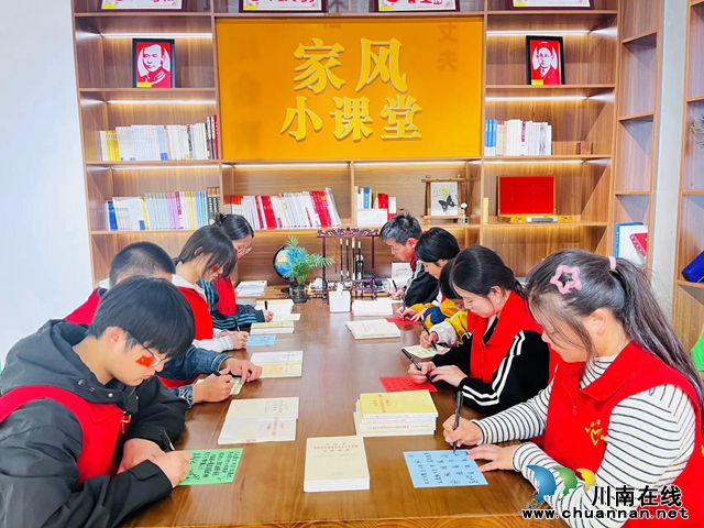 大學(xué)生們寫下祝福語（龍洪艷攝）.jpg