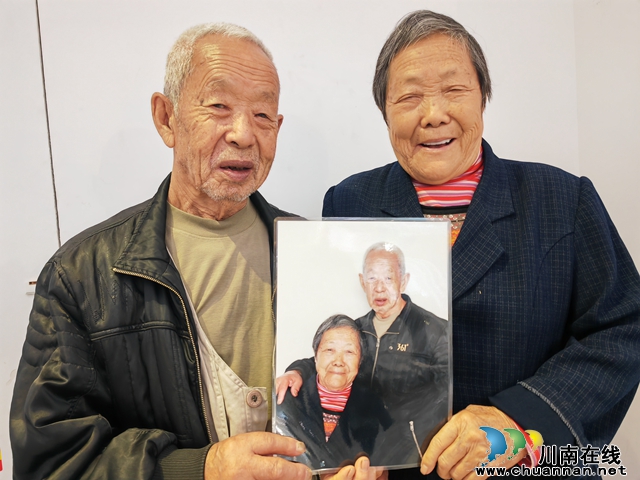 瀘縣：義務(wù)拍照送老人 定格幸福時(shí)光