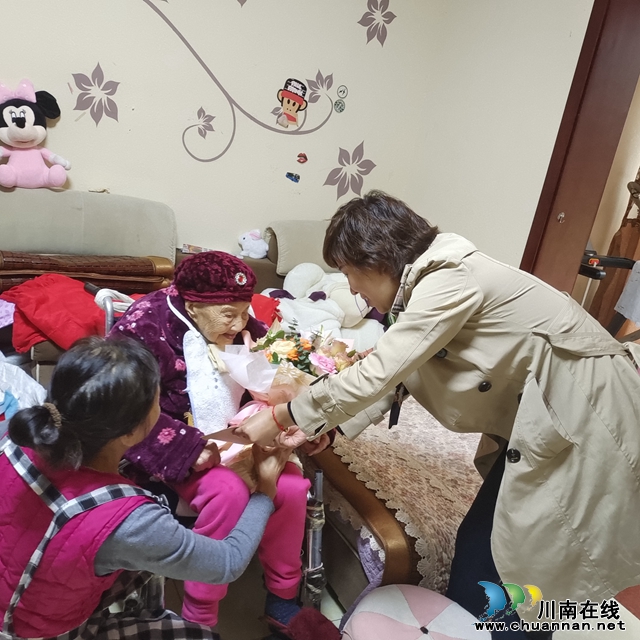 龍馬潭區(qū)魚塘街道：重陽敬老行 代表情更濃