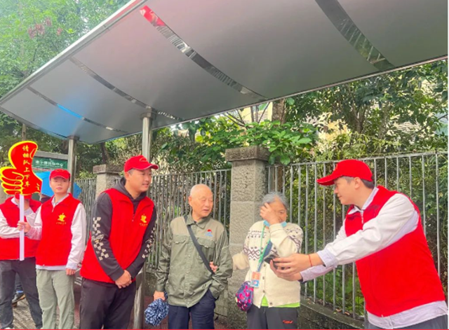 情滿重陽(yáng)｜瀘州公交讓敬老愛老在十米車廂傳承弘揚(yáng)