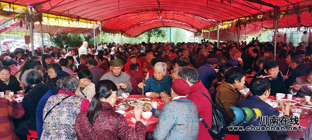 江陽區(qū)分水嶺鎮(zhèn)瀘南村：免費(fèi)吃“敬老宴”，耄耋老人領(lǐng)“敬老紅包”