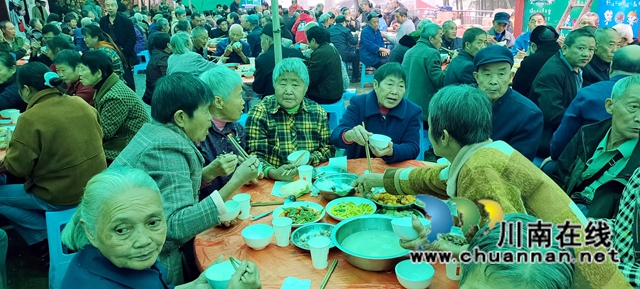 吃大餐 領(lǐng)紅包 體驗(yàn)民俗……納溪區(qū)白節(jié)鎮(zhèn)來龍村的老人們這個(gè)重陽節(jié)過得開心