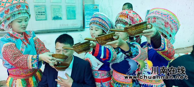 圖5：體驗(yàn)苗族風(fēng)情.jpg