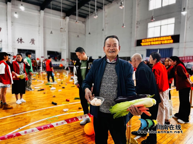 在瀘州市龍馬潭區(qū)羅漢街道化工苑社區(qū)全民健身中心，趣味蔬菜套圈活動(dòng)正在開展 (3).jpg