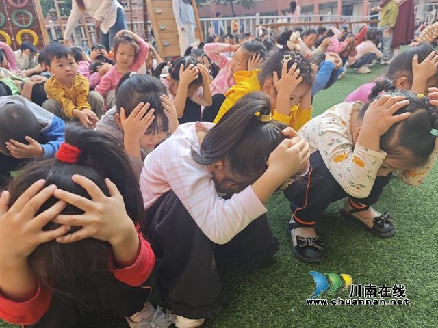 臨“震”不亂，安全相伴｜瀘縣惠濟路幼兒園開展地震應(yīng)急演練活動