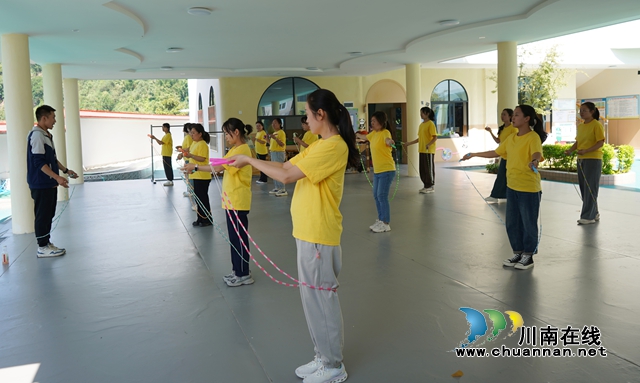 “繩”彩飛揚(yáng)，樂享運(yùn)動(dòng)｜敘永縣敘永鎮(zhèn)東城幼兒園開展教師跳繩培訓(xùn)