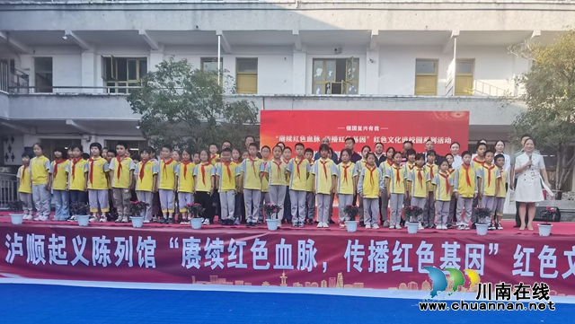 部分學(xué)生與主辦活動領(lǐng)導(dǎo)、工作人員留影.jpg