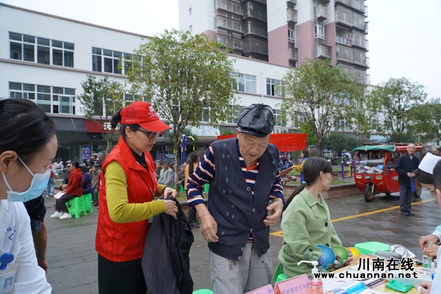 瀘縣：公益志愿者溫柔之手為測(cè)血壓老人穿外套