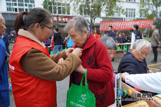 為老人穿脫外套.jpg
