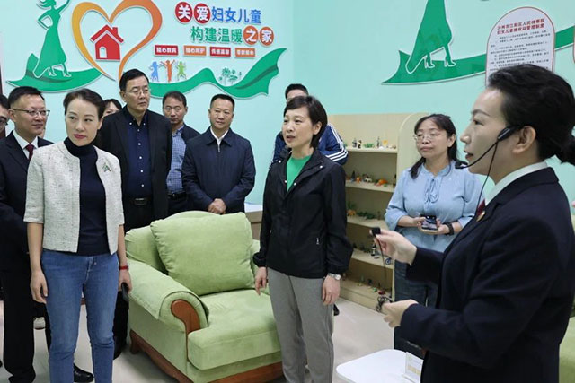 省人大社會(huì)委副主任委員、省婦聯(lián)主席王華蓉來(lái)瀘開(kāi)展四川省家庭教育地方立法調(diào)研