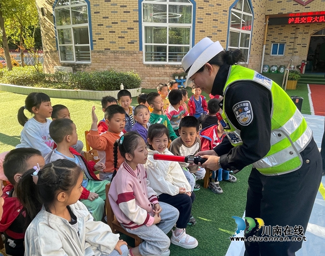 “幼”見交警 安全同行｜瀘縣城東幼兒園開展交通安全宣傳教育活動
