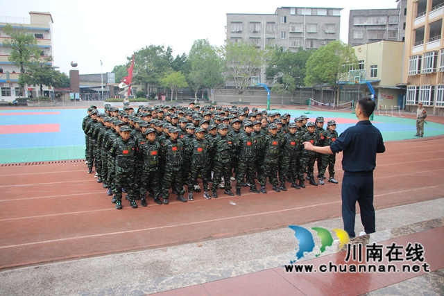 瀘縣云龍鎮(zhèn)學(xué)校“賡續(xù)紅色基因 淬煉強(qiáng)軍體能“軍事體育成果展示1.JPG