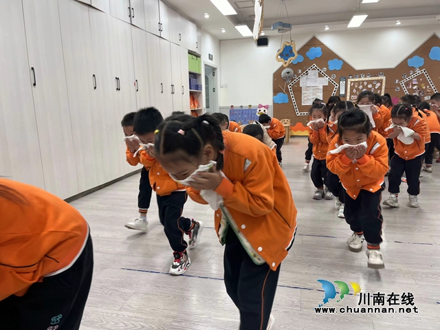 以“演”筑防，安全“童”行｜瀘縣惠濟(jì)路幼兒園開(kāi)展消防逃生演練活動(dòng)