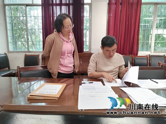 瀘縣青龍小學校接受縣級黨組織標準化規(guī)范化建設檢查