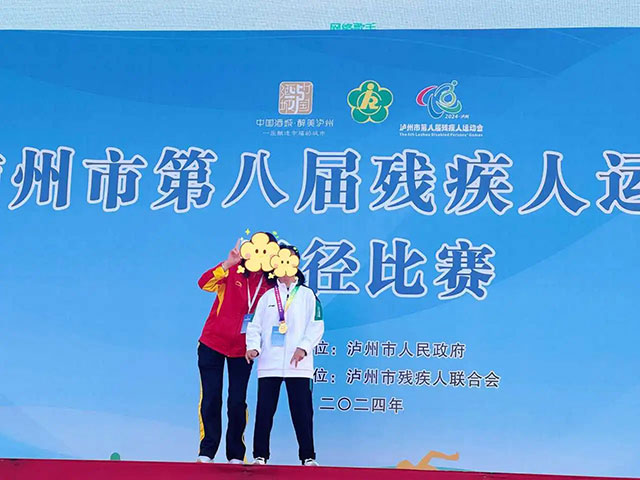 古藺縣中醫(yī)醫(yī)院：腦癱患者載譽(yù)歸來(lái)，向醫(yī)護(hù)人員贈(zèng)鮮花致謝！