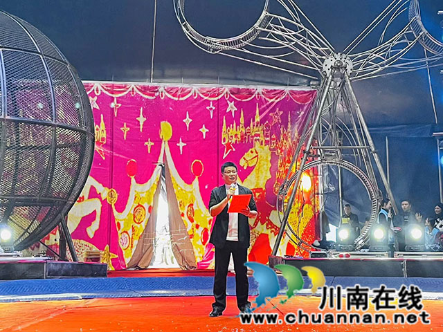 朝陽(yáng)社區(qū)黨委書(shū)記駱勇致辭（龍洪艷攝）.jpg
