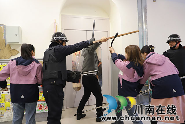 歹徒?jīng)_向教室，合力制服歹徒.jpg