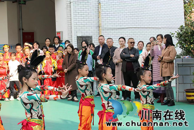 參觀校園社團(tuán)活動(dòng).jpg