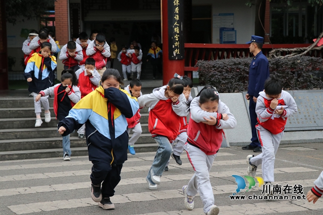 消防演練進(jìn)校園 安全意識(shí)筑心間 | 瀘縣城北小學(xué)校開展2024年秋期消防安全應(yīng)急疏散演練