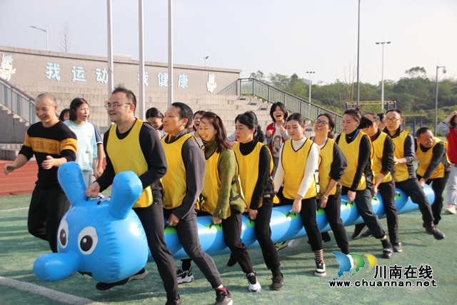 瀘縣二中城東初級中學(xué)校開展首屆體育文化節(jié)暨心理健康團(tuán)輔活動(dòng)