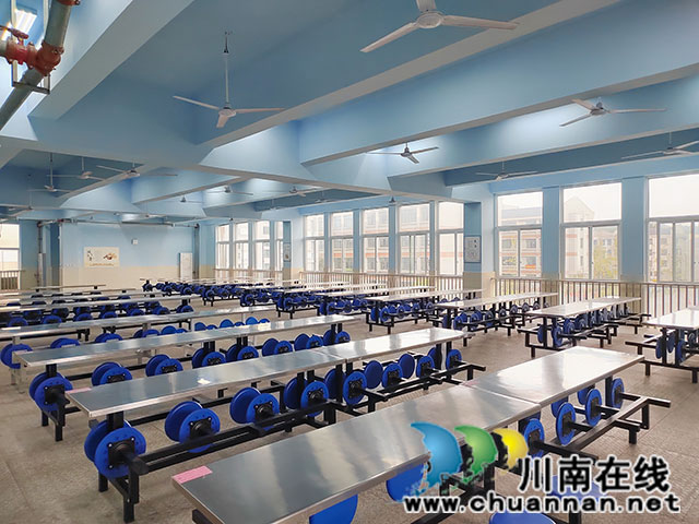 瀘縣二中城東初級中學(xué)校：民以食為天 “校園餐”當(dāng)先