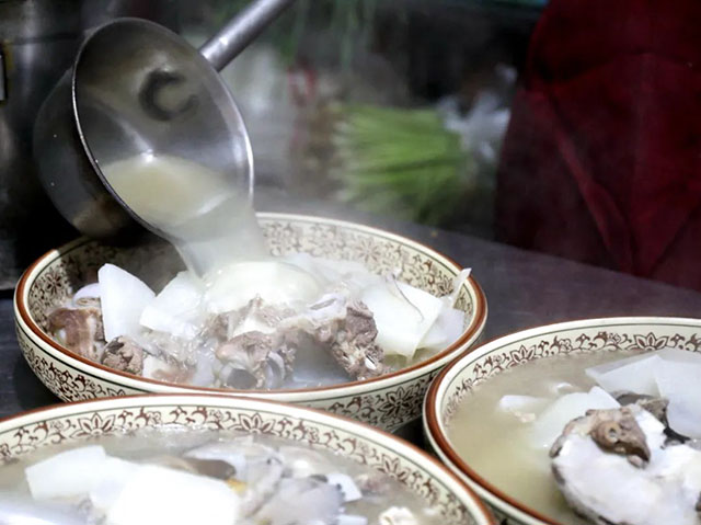 吃過豬肉，吃過全豬宴嗎？來，剛出鍋，味兒正鮮!