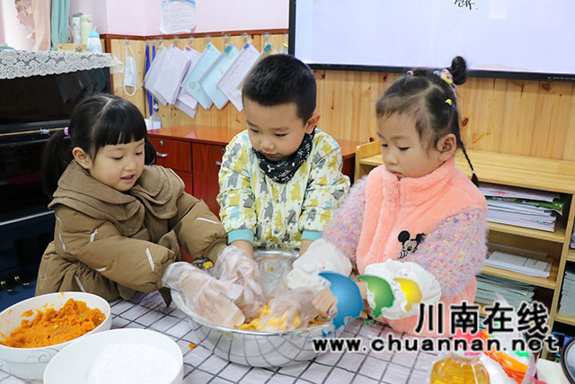 幼兒操作揉面團(tuán)（陳聰蓉）.jpg